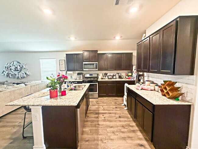 Building Photo - 13138 Whispering Bend, San Antonio, TX 78252