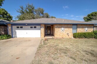Building Photo - Charming 2-Bed, 2-Bath in Lubbock with Spa...
