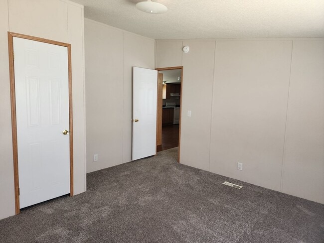 Building Photo - All utilities included!!!