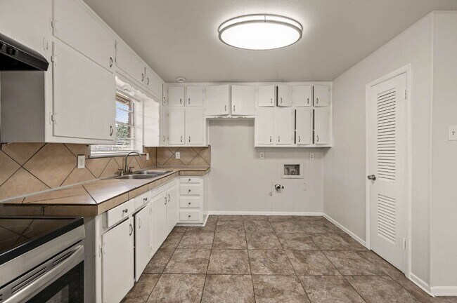 Building Photo - Spacious 4 Bedroom Home with Expansive Living Areas in a Convenient Location