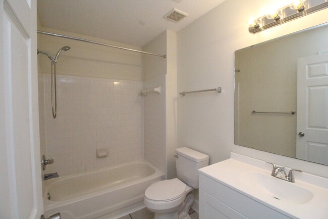 Building Photo - Charming End-Unit Townhome in Northeast Pensacola with Wood-Look Flooring, Updated Kitchen, Fence...