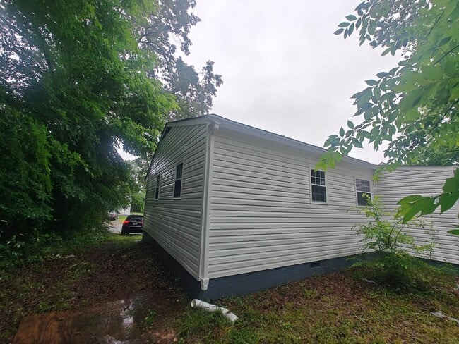 Building Photo - 3 bedroom home