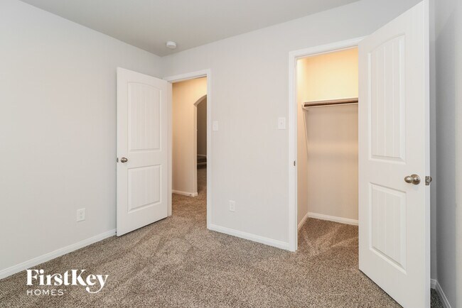 Building Photo - 25621 Roy Rogers Rd