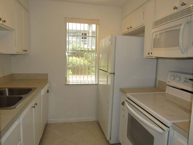 Building Photo - 2302 Sunrise Blvd