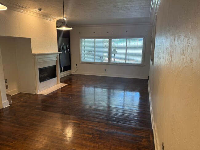 Building Photo - Large Executive Gated Carrollwood Townhome