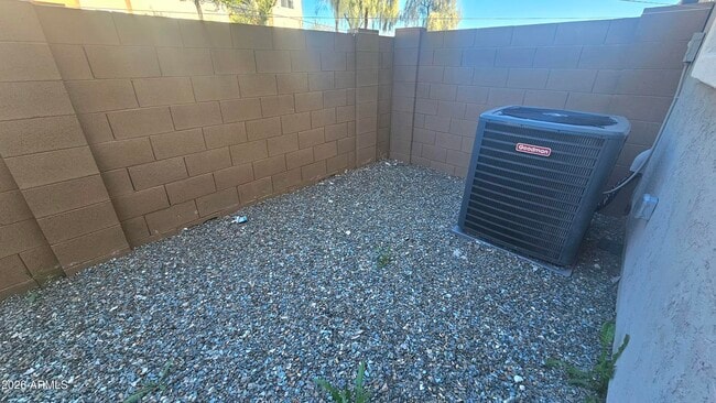 Building Photo - 2818 W Red Fox Rd