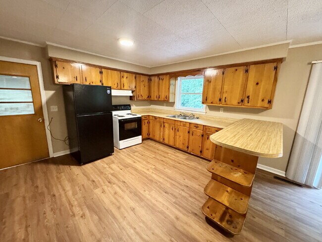 Building Photo - 3 bedroom, 1.5 bathroom single family home