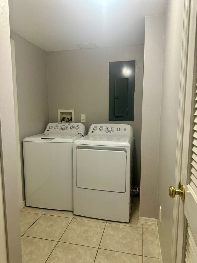 Building Photo - Charming 3 bedroom single family home for rent annually