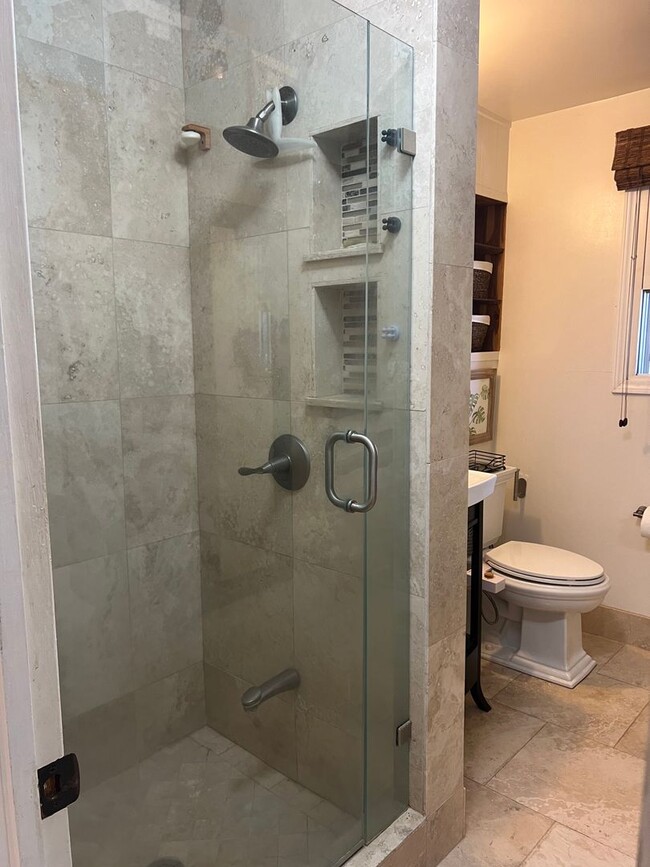 Building Photo - Privately Gated, Cool, Spacious Home, Tuck...