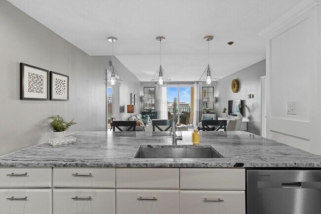 Building Photo - 300 S Duval St