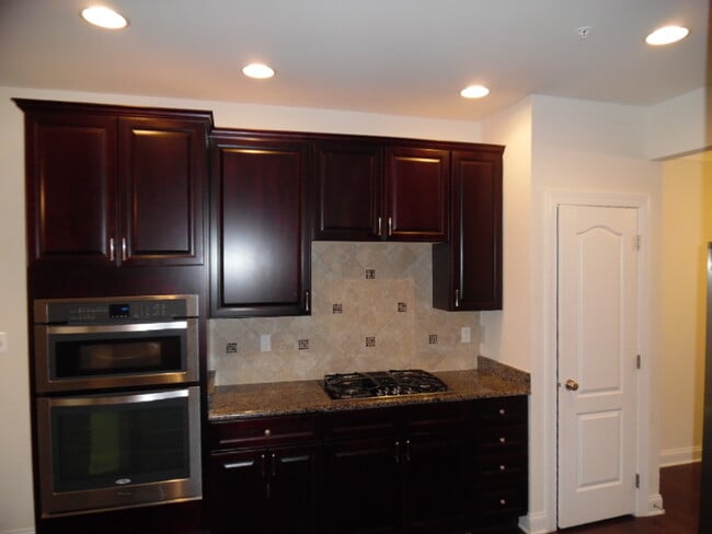 Building Photo - Luxury Townhome- Anne Arundel, MD