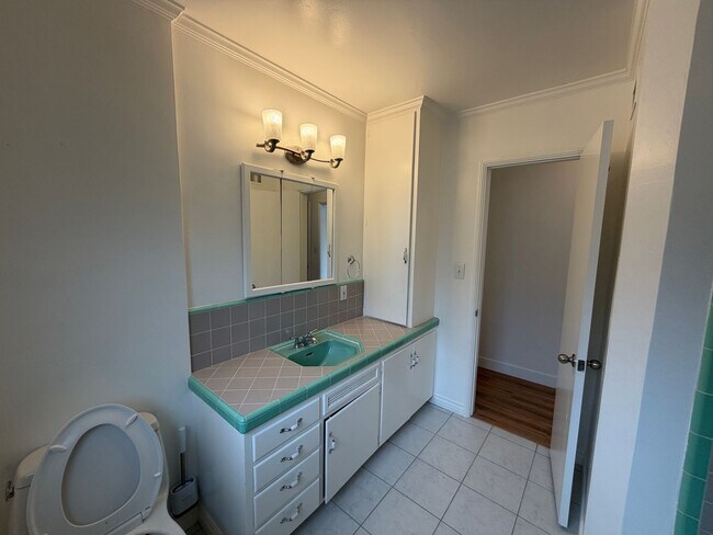 Building Photo - 6BD/3BA Close to Campus - Large Rooms! Great Yard!