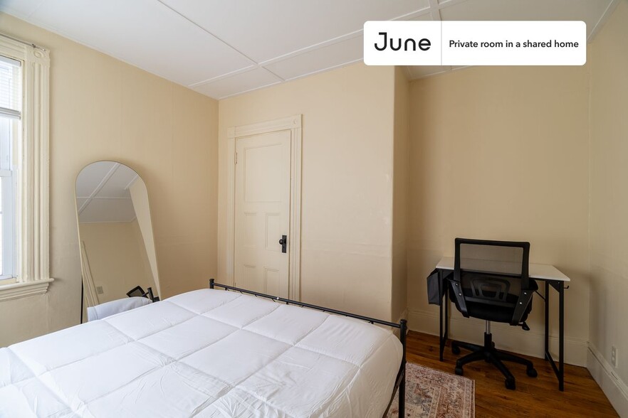 Building Photo - Private bedroom in 4 bed/1 bath Home