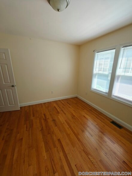 Building Photo - 17 Tremlett St