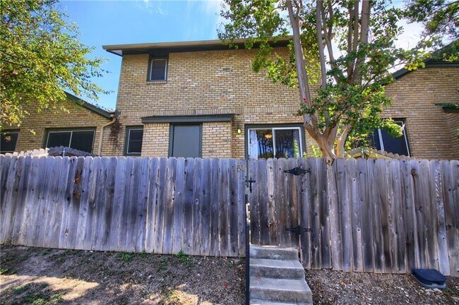 Building Photo - 1015 E Yager Ln