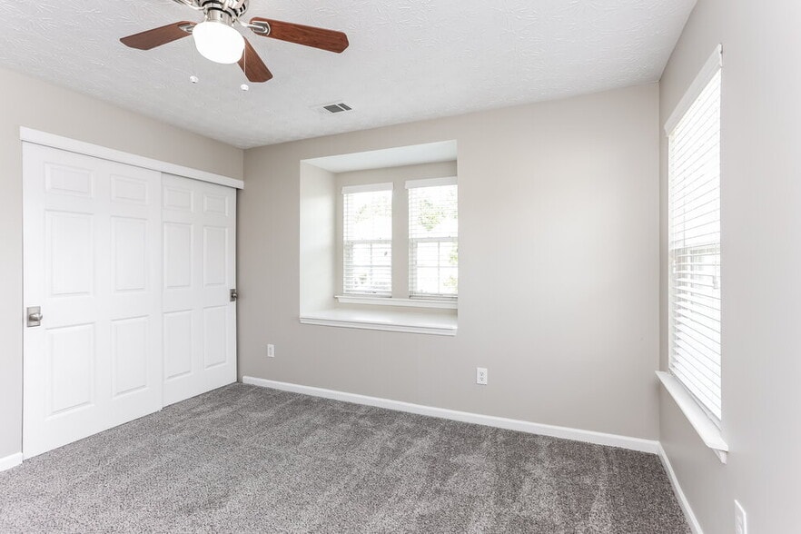 Building Photo - 2210 Valley Creek Dr