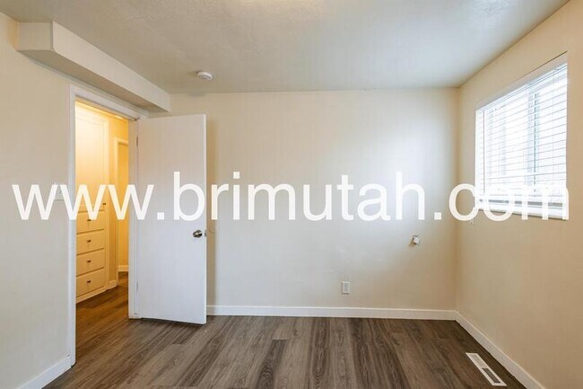 Building Photo - 226 W 400 N