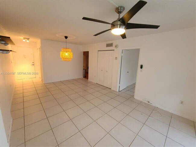 Building Photo - 1605 Bay Rd