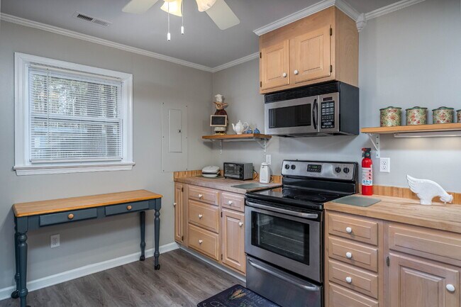 Building Photo - Charming 2-Bedroom Picturesque Furnished H...