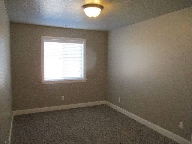 Building Photo - 3 Bed 2.5 Bath -Newer town home living in ...