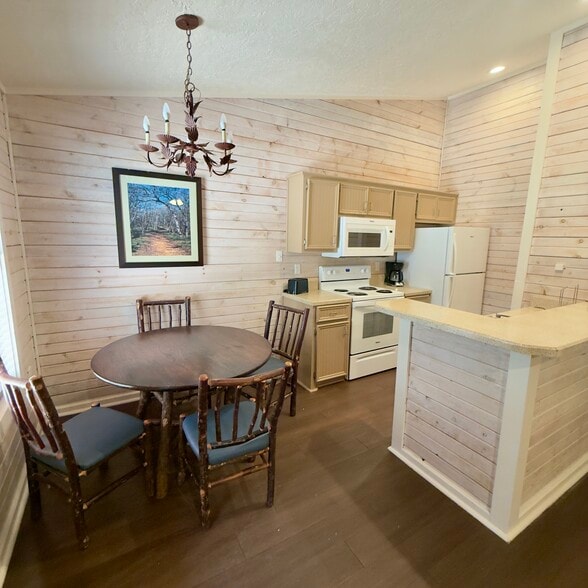 Building Photo - 8680 Piney Shores Dr