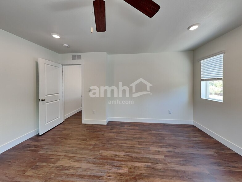 Building Photo - 823 S Oak St