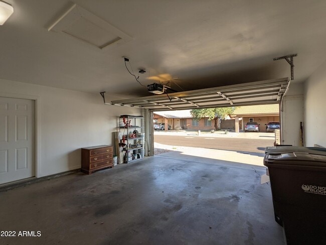 Building Photo - 10044 N 39th Ln