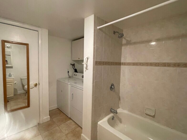 Building Photo - 1590 Alta Dr