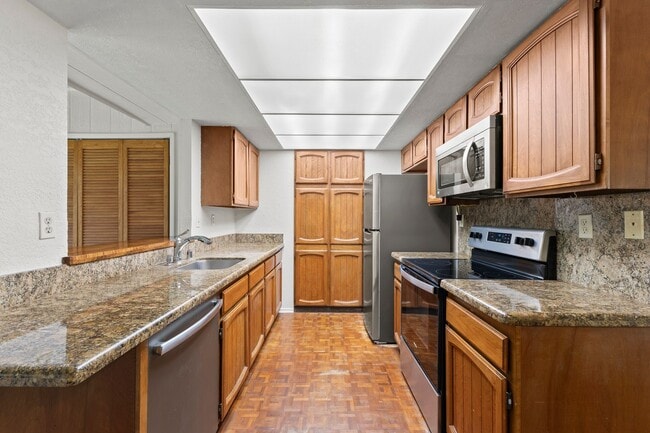 Building Photo - Pet Friendly Pearl City Townhouse with A/C