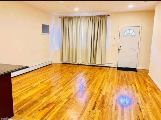 Building Photo - 71 Bay 28th St