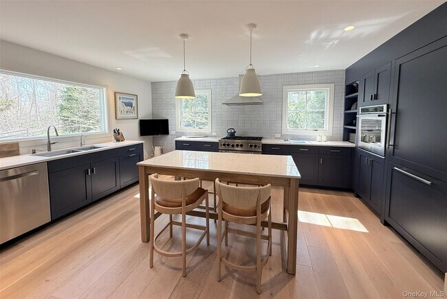 Building Photo - 323 Division St