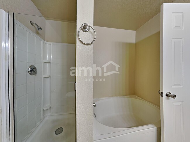 Building Photo - 1405 Sun Breeze Dr