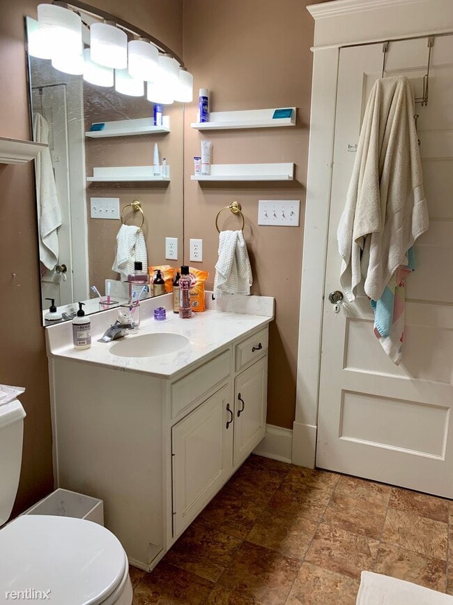 Building Photo - 3 br, 2 bath House - 39 University Circle #2