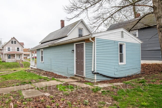 Building Photo - 3 Bed Home with Basement & Off-Street Parking – $1,395/mo