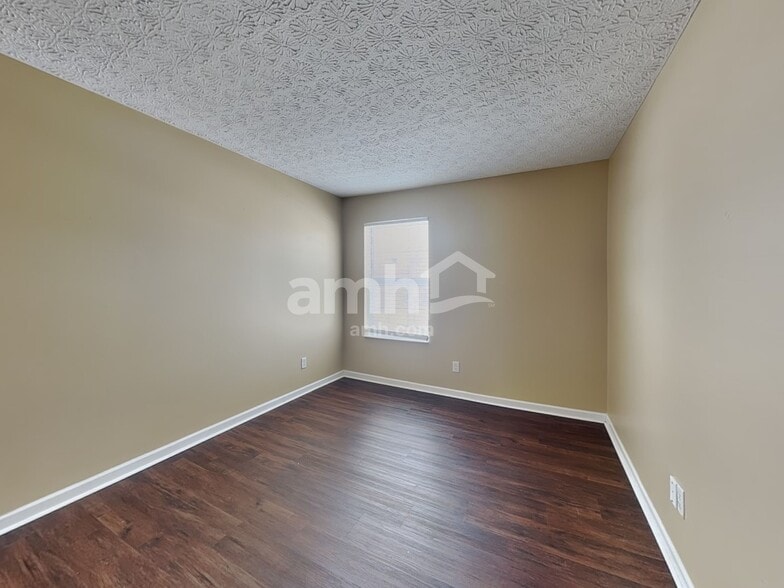 Building Photo - 372 Thompson St