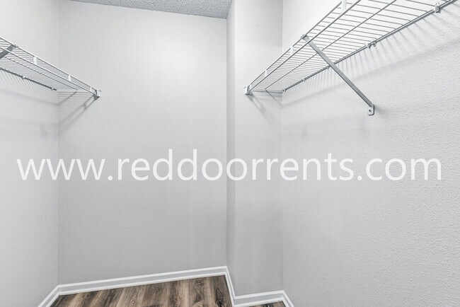 Building Photo - Modern Living in Greenfield