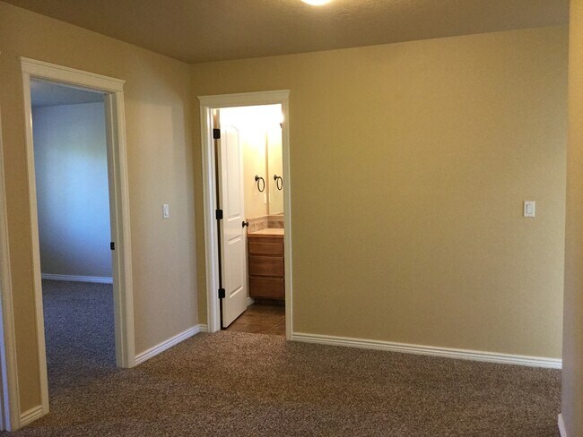 Building Photo - 680 E Havasupai St