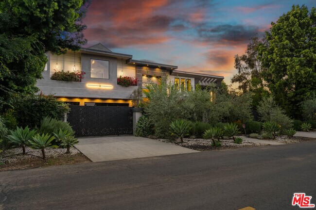 Building Photo - 5415 Amestoy Ave