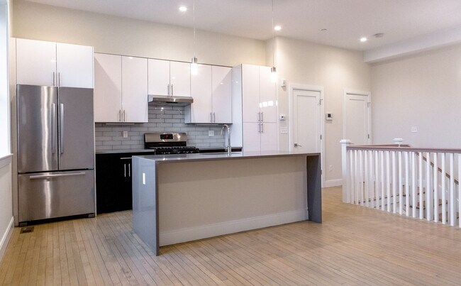 Building Photo - Renovated, Modern Split-Level Apartment – 2 Bed | 1.5 Bath | 1,088 Sq Ft