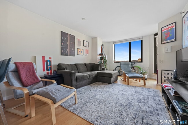 Building Photo - 25 Forest St