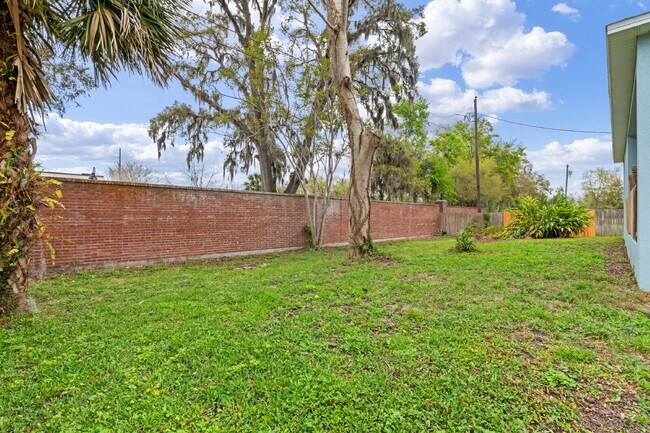 Building Photo - Spacious 4-Bed / 2-Bath Home with 3-Car Garage in Apopka with Modern Touches!