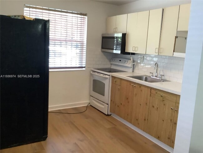 Building Photo - 420 NW 11th Ave