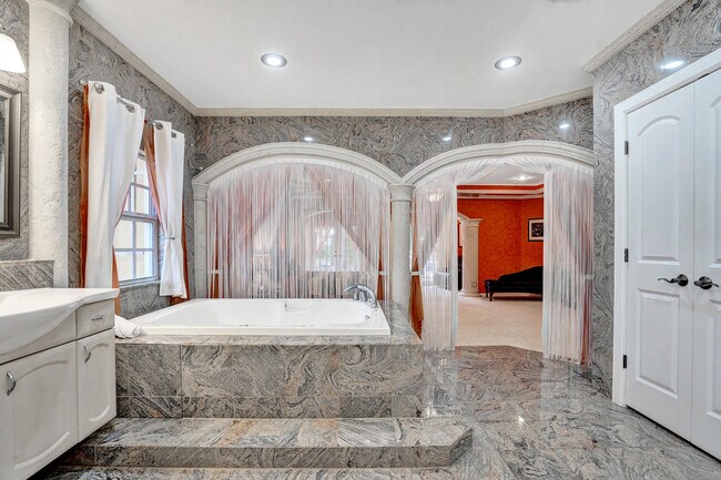 Building Photo - 600 Circle Dr