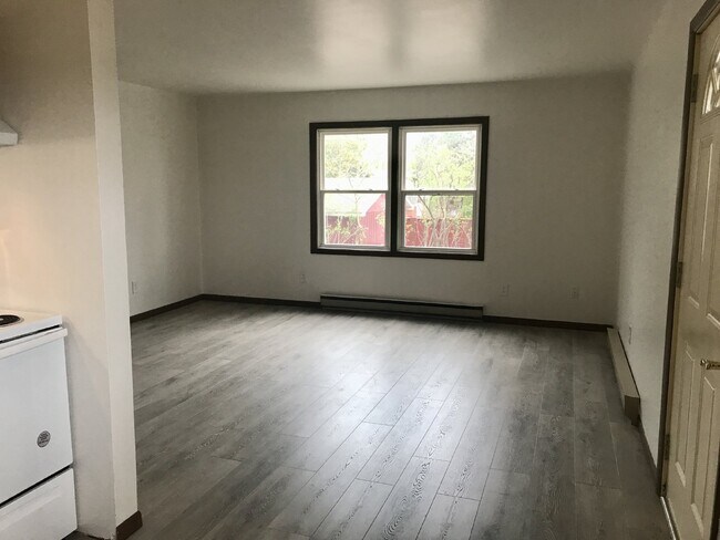Building Photo - 2 Bedrooms, 1 Bathroom Northside Apartment - Close to River Prairie Center