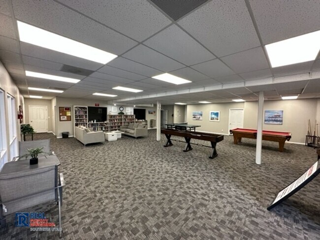 Building Photo - Legacy Townhome