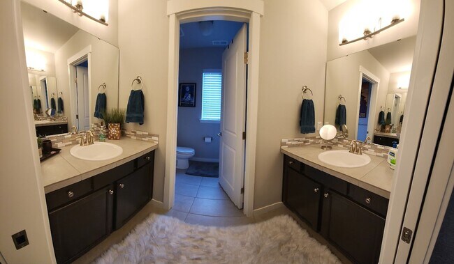 Building Photo - Gem Heights Area Luxury