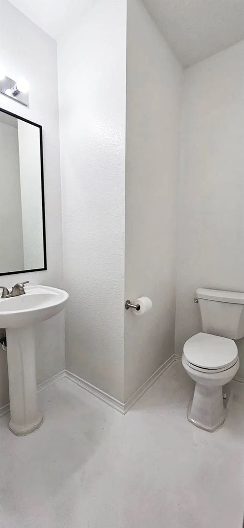 Building Photo - Spacious 2,324 Sqft 4-Bedroom Home with Gr...