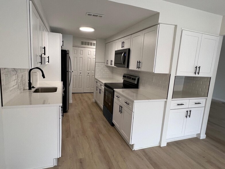 Building Photo - 246 Fir Tree Ct