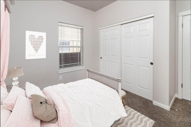 Building Photo - 21328 Oakview Dr