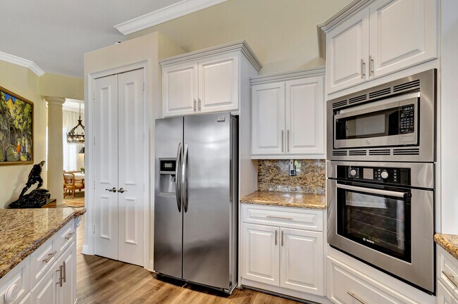 Building Photo - 128 Esperanza Way
